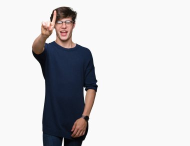 Ve kendinden emin ve mutlu gülümseyerek süre parmak numaralı yukarıyı gösteren izole arka plan üzerinde gözlük takan genç yakışıklı adam.