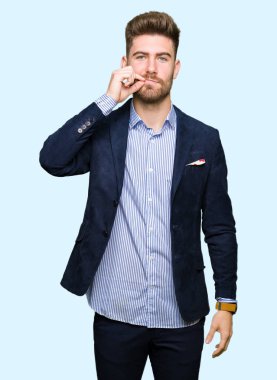 Genç yakışıklı bussines ağız adam ve parmak ile ZIP olarak dudaklarını kapa. Gizli ve sessiz, tabu söz