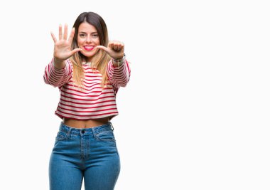 Genç güzel kadın rahat çizgili süveter izole arka plan üzerinde gösterilen kış ve parmakları ile işaret kendinden emin ve mutlu gülümseyerek süre 6 numara.