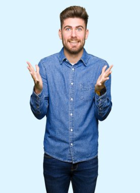 Rahat kot gömlek kutluyor kaldırdı Kollarını açarak deli ve başarı için hayret ve açık gözleri heyecanlı çığlık giyen genç yakışıklı sarışın adam. Kazanan kavramı