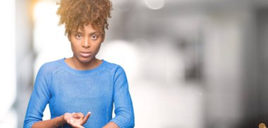 Acele işaretleme izlemek için zaman, sabırsızlık, üzgün ve kızgın son tarih gecikme için izole arka plan güzel genç Afro-Amerikan kadın