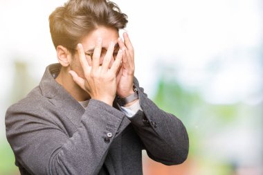 Üzgün ifade yüz eller ile ağlayarak süre kapsayan ile izole arka plan üzerinde gözlük takan genç iş adamı. Depresyon kavramı.