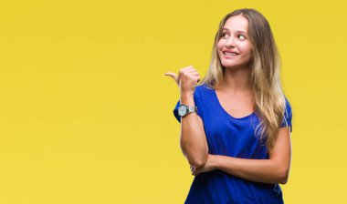 Genç güzel sarışın kadın arıyorum ve başparmak yanında yukarıyı mutlu yüz ile gülümseyen izole arka plan üzerinde.