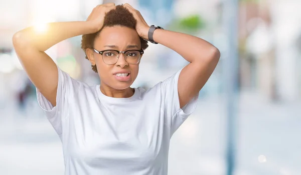 Hermosa Mujer Afroamericana Joven Con Gafas Sobre Fondo Aislado Loco —  Fotos de Stock