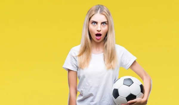 Jovem Bela Mulher Loira Segurando Bola Futebol Sobre Fundo Isolado — Fotografia de Stock