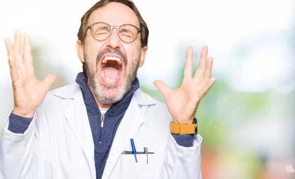 Középkorú Terapeuta Visel Fehér Kabát Ünnepli Őrült Őrült Siker Karok — Stock Fotó