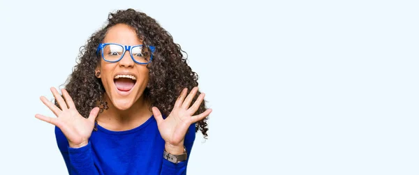 Jovem Mulher Bonita Com Cabelo Encaracolado Vestindo Óculos Celebrando Louco — Fotografia de Stock