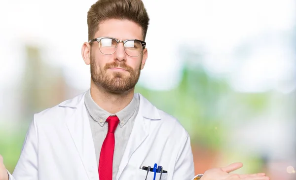 Jovem Cientista Bonito Homem Vestindo Óculos Sem Noção Expressão Confusa — Fotografia de Stock