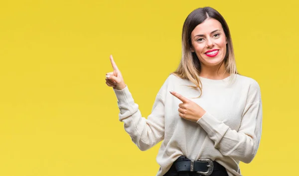 Jovem Bela Mulher Camisola Branca Casual Sobre Fundo Isolado Sorrindo — Fotografia de Stock