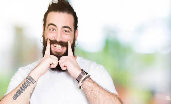 Junger Hipster Mann Mit Langen Haaren Und Bart Trägt Legeres — Stockfoto