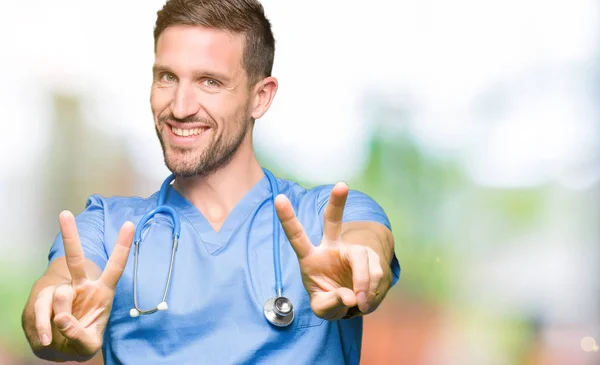 Knappe Dokter Man Medische Uniform Dragen Geïsoleerde Achtergrond Glimlachend Zoek — Stockfoto