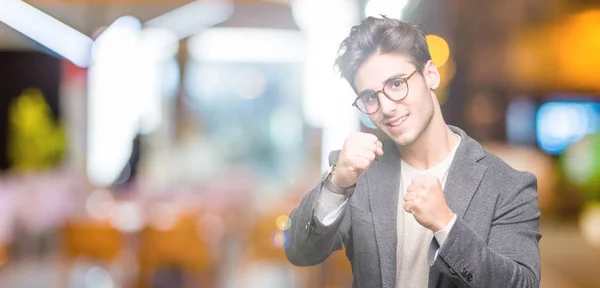Unga Företag Man Glasögon Över Isolerade Bakgrund Redo För Att — Stockfoto