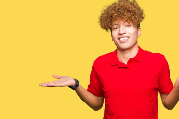 Jonge Knappe Man Met Afro Haar Dragen Rode Shirt Smiling — Stockfoto