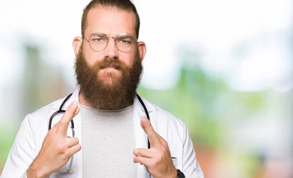 Joven Médico Rubio Con Barba Vistiendo Abrigo Médico Sonriendo Cruzando — Foto de Stock