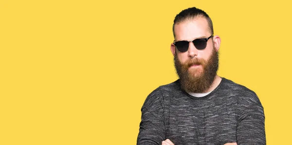 Joven Hipster Hombre Con Gafas Sol Escéptico Nervioso Desaprobando Expresión — Foto de Stock