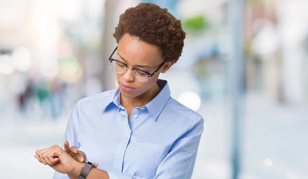 Joven Mujer Negocios Afroamericana Hermosa Sobre Fondo Aislado Comprobación Hora —  Fotos de Stock