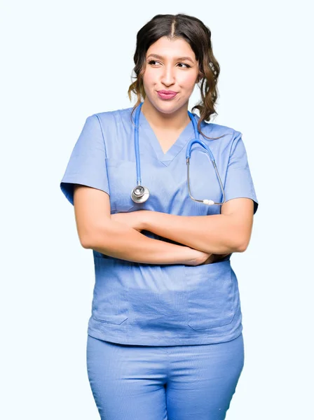 Jovem Adulto Médico Mulher Vestindo Uniforme Médico Sorrindo Olhando Lado — Fotografia de Stock