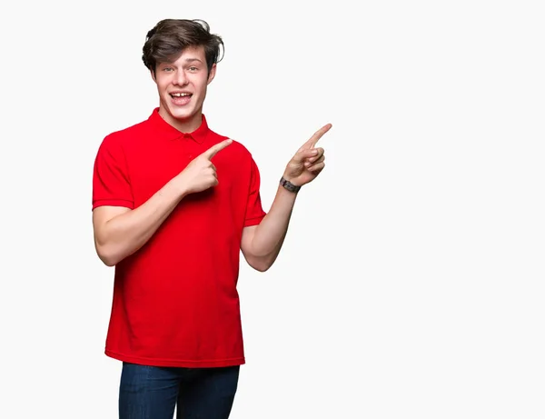 Homem Bonito Jovem Vestindo Camiseta Vermelha Sobre Fundo Isolado Sorrindo — Fotografia de Stock