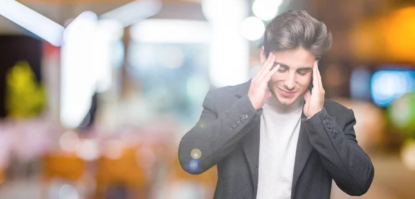 Jovem Homem Elegante Vestindo Casaco Inverno Sobre Fundo Isolado Com — Fotografia de Stock