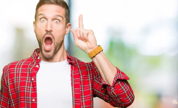 Hombre Guapo Con Camisa Casual Apuntando Con Dedo Hacia Arriba —  Fotos de Stock