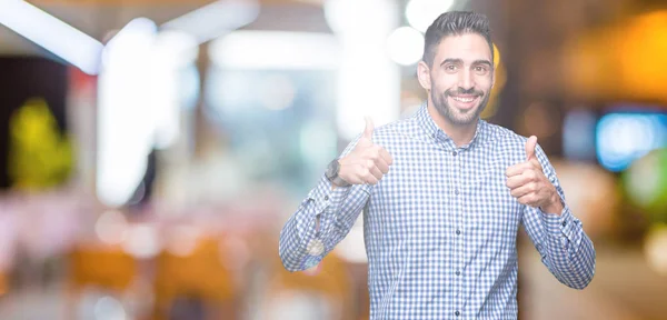 Homem Bonito Jovem Sobre Sinal Sucesso Fundo Isolado Fazendo Gesto — Fotografia de Stock