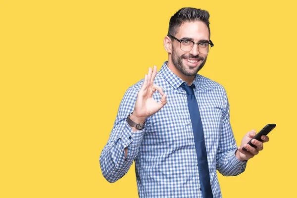 Joven Hombre Negocios Utilizando Teléfono Inteligente Sobre Fondo Aislado Haciendo —  Fotos de Stock