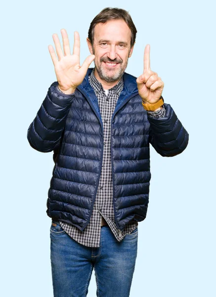 Красивий Чоловік Середнього Віку Зимовому Пальто Показуючи Вказуючи Пальцями Номер — стокове фото
