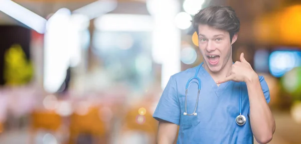 Mladý Doktor Nosí Uniformu Zdravotní Izolované Pozadí Úsměvem Dělá Telefon — Stock fotografie
