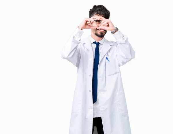 若いプロの科学者の男性は 孤立した背景の上に白いコートを着て 看板を見て微笑んで手と指で心臓の形をしている — ストック写真