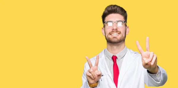 Homem Cientista Bonito Jovem Usando Óculos Sorrindo Olhando Para Câmera — Fotografia de Stock