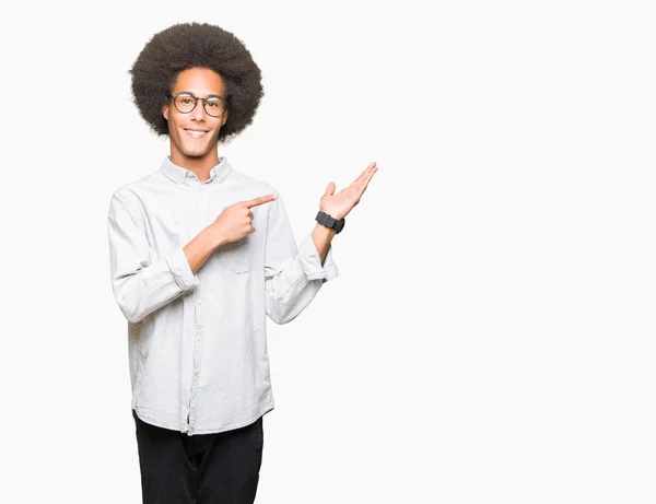 Mladý Americký Muž Afro Vlasy Nosí Brýle Ohromil Usmívá Kameru — Stock fotografie