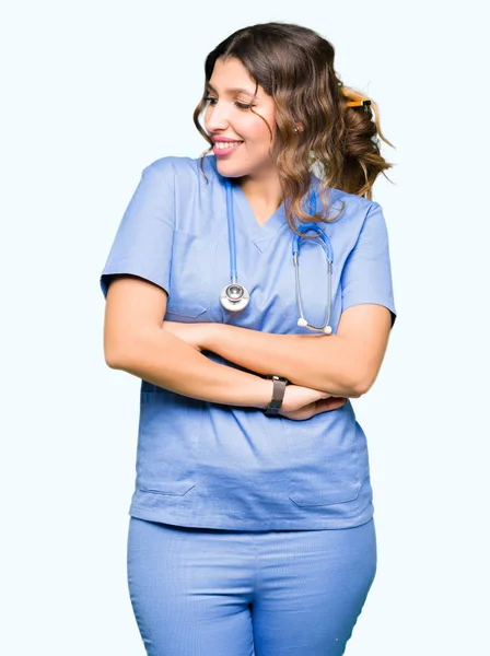 Jovem Adulto Médico Mulher Vestindo Uniforme Médico Sorrindo Olhando Para — Fotografia de Stock