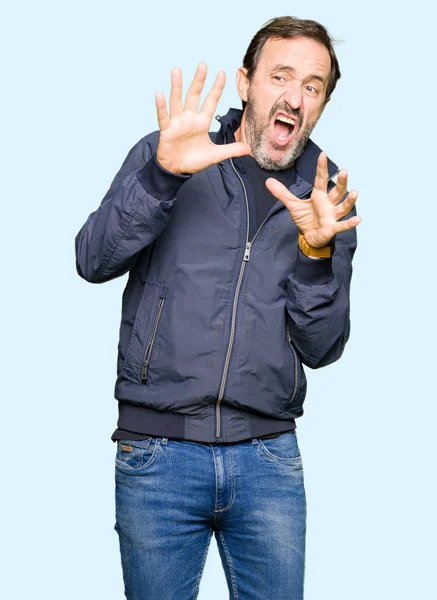 Hombre Guapo Mediana Edad Vistiendo Una Chaqueta Asustada Aterrorizada Por — Foto de Stock