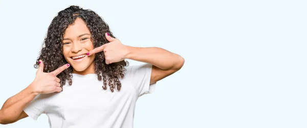 Joven Hermosa Mujer Con Pelo Rizado Usando Camiseta Blanca Sonriendo — Foto de Stock