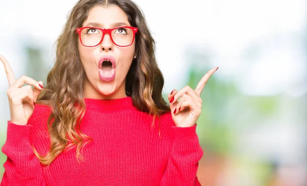 Young Beautiful Woman Wearing Red Glasses Amazed Surprised Looking Pointing — Stock Photo, Image