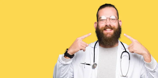 Joven Médico Rubio Con Barba Con Abrigo Médico Sonriendo Confiado —  Fotos de Stock