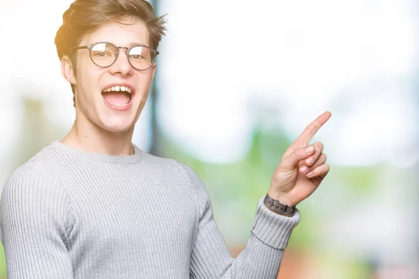 Junger Gutaussehender Mann Mit Brille Vor Isoliertem Hintergrund Mit Einem — Stockfoto