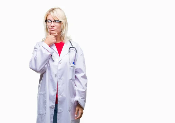 Jovem Bela Mulher Médica Loira Vestindo Uniforme Médico Sobre Fundo — Fotografia de Stock