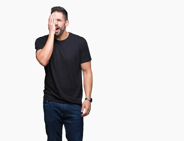 Joven Hombre Guapo Sobre Fondo Aislado Bostezando Cansado Cubriendo Media — Foto de Stock