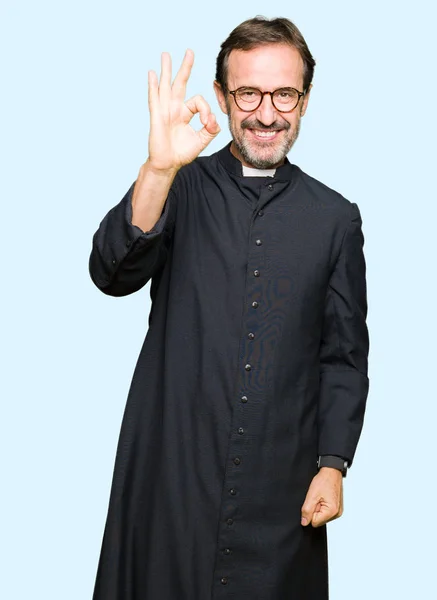 Homem Padre Meia Idade Vestindo Roupão Católico Sorrindo Positivo Fazendo — Fotografia de Stock