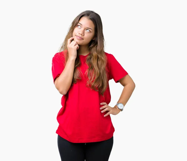 Joven Mujer Morena Hermosa Con Camiseta Roja Sobre Fondo Aislado —  Fotos de Stock