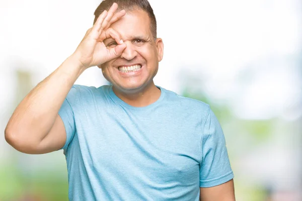 Medioevo Arabo Uomo Indossa Blu Shirt Sfondo Isolato Facendo Gesto — Foto Stock