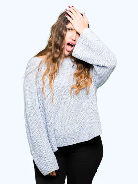 Joven Hermosa Mujer Con Suéter Invierno Sorprendido Con Mano Cabeza —  Fotos de Stock
