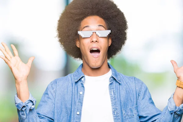 Mladý Američan Afričana Muž Afro Vlasy Thug Life Brýle Slaví — Stock fotografie