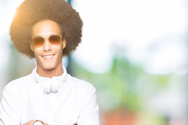 Ung Afrikansk Amerikansk Man Med Afro Hår Bär Sol Glasögon — Stockfoto