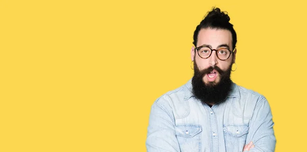 Jonge Hipster Man Met Lange Haren Baard Dragen Van Een — Stockfoto