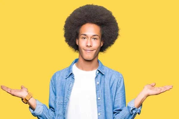 Giovane Uomo Afro Americano Con Capelli Afro Sorridente Mostrando Entrambe — Foto Stock