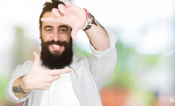 Jovem Com Cabelos Longos Barba Brincos Sorrindo Fazendo Moldura Com — Fotografia de Stock