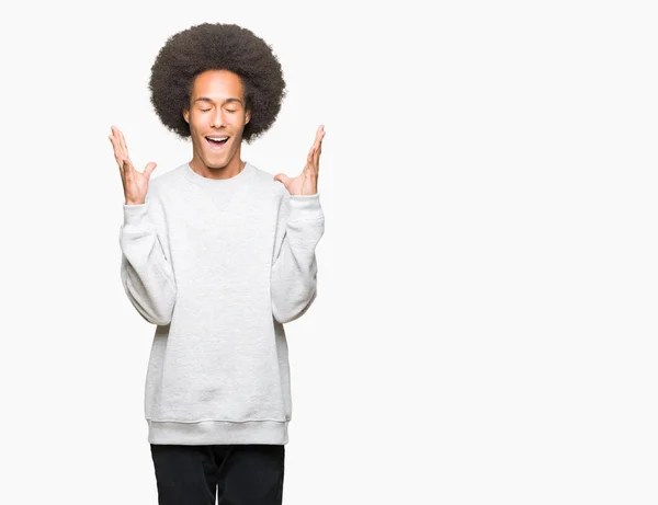 Unga Afroamerikanska Man Med Afro Hår Bär Sportig Sweatshirt Firar — Stockfoto