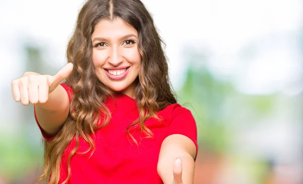 Mulher Bonita Nova Vestindo Shirt Casual Aprovando Fazer Gesto Positivo — Fotografia de Stock